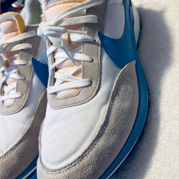 Almost Brand New Men’s NIKE 1972 Sneakers. - box 27 - Picture 3 of 7